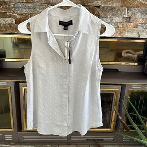 Classic fit blouse grey and white dots. Easy fit slightly shaped at the waist